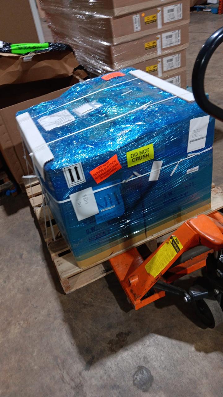 Доставка товаров из США возможна от нескольких килограммов до нескольких палет. После сбора и консолидации на складе, груз на регулярной основе вывозится в аэропорт и отправляется по разработанному нашими логистами маршруту. Во время перевозки товар проходит требуемые процедуры по транспортной безопасности и таможенному оформлению. Доставили хрупкий товар из США