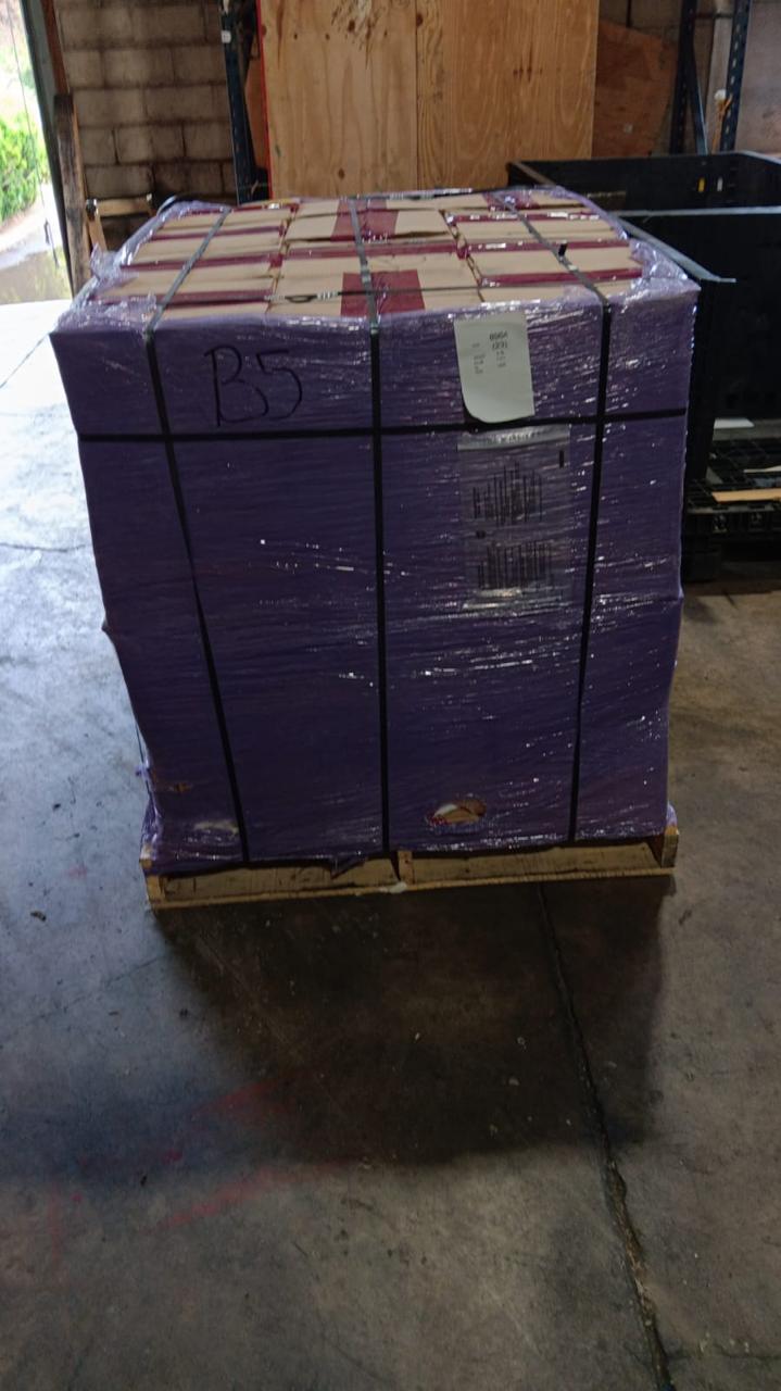 Доставка товаров из США возможна от нескольких килограммов до нескольких палет. После сбора и консолидации на складе, груз на регулярной основе вывозится в аэропорт и отправляется по разработанному нашими логистами маршруту. Во время перевозки товар проходит требуемые процедуры по транспортной безопасности и таможенному оформлению. Доставили паллету с товаром из США