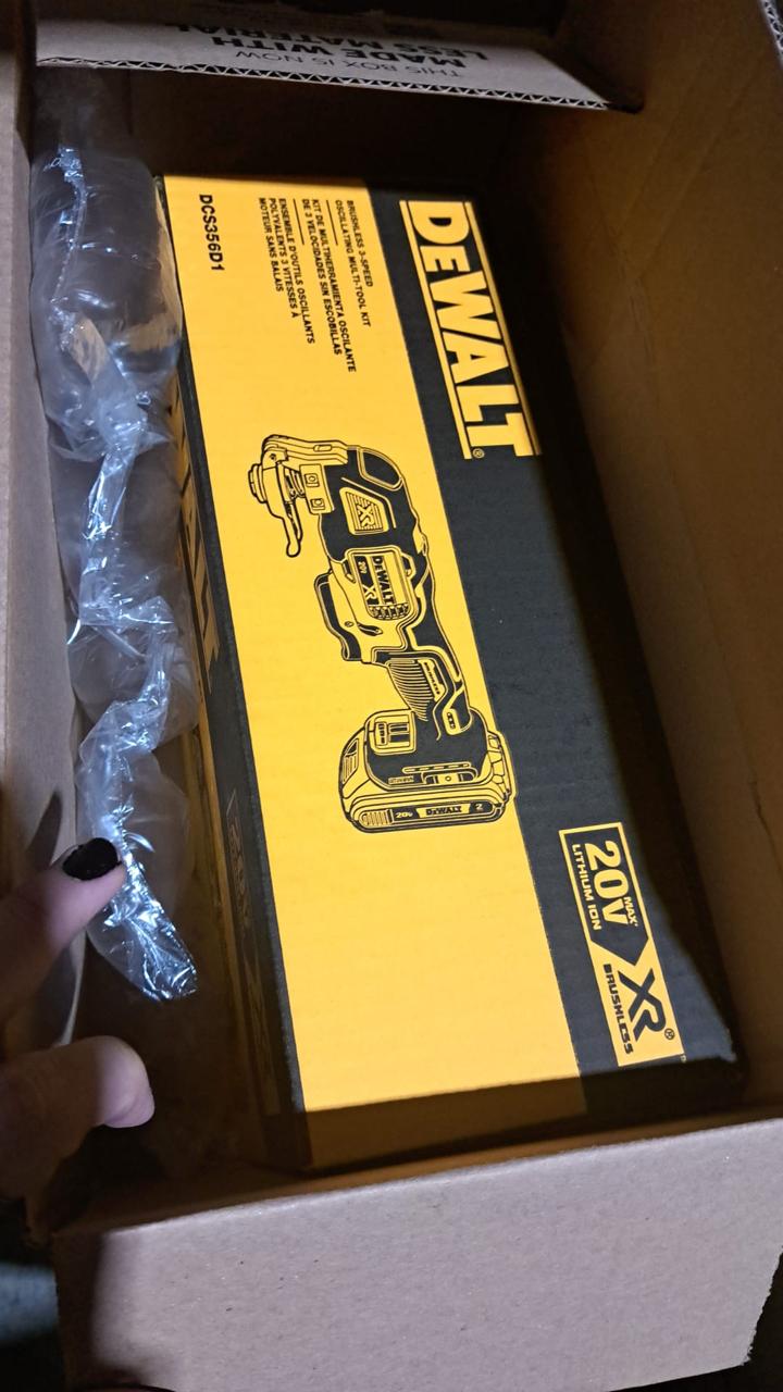 Доставка товаров из США возможна от нескольких килограммов до нескольких палет. После сбора и консолидации на складе, груз на регулярной основе вывозится в аэропорт и отправляется по разработанному нашими логистами маршруту. Во время перевозки товар проходит требуемые процедуры по транспортной безопасности и таможенному оформлению. dostavili-akkumulyatornuyu-bolgarku-iz-ssha