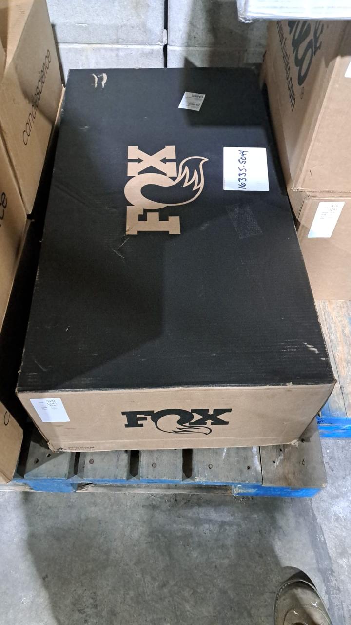 Доставка товаров из США возможна от нескольких килограммов до нескольких палет. После сбора и консолидации на складе, груз на регулярной основе вывозится в аэропорт и отправляется по разработанному нашими логистами маршруту. Во время перевозки товар проходит требуемые процедуры по транспортной безопасности и таможенному оформлению. Доставка из США