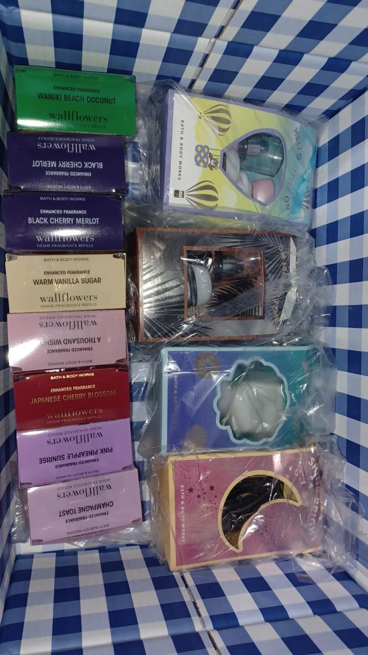 Доставка товаров из США возможна от нескольких килограммов до нескольких палет. После сбора и консолидации на складе, груз на регулярной основе вывозится в аэропорт и отправляется по разработанному нашими логистами маршруту. Во время перевозки товар проходит требуемые процедуры по транспортной безопасности и таможенному оформлению. Доставика US