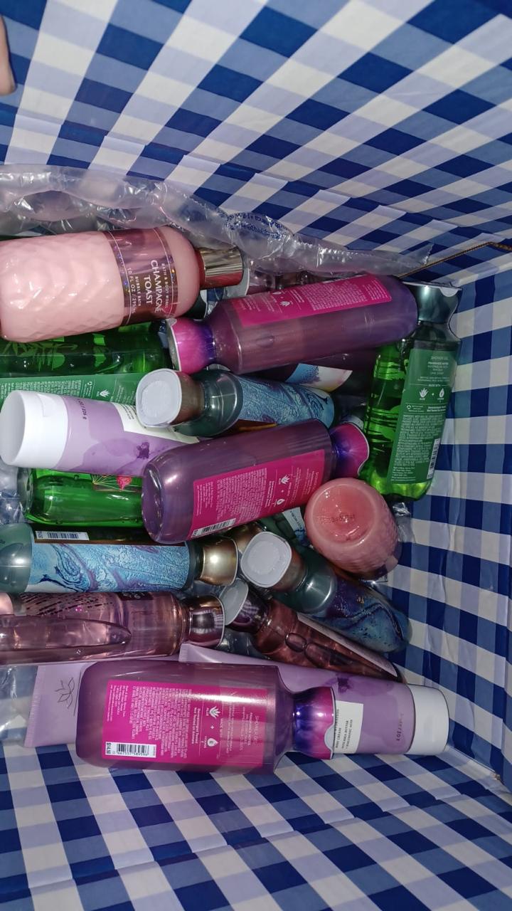 Доставка товаров из США возможна от нескольких килограммов до нескольких палет. После сбора и консолидации на складе, груз на регулярной основе вывозится в аэропорт и отправляется по разработанному нашими логистами маршруту. Во время перевозки товар проходит требуемые процедуры по транспортной безопасности и таможенному оформлению. Косметика доставка в Россию